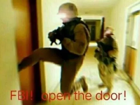 FBI open the door踹门破门而入 中文网络风尚图片
